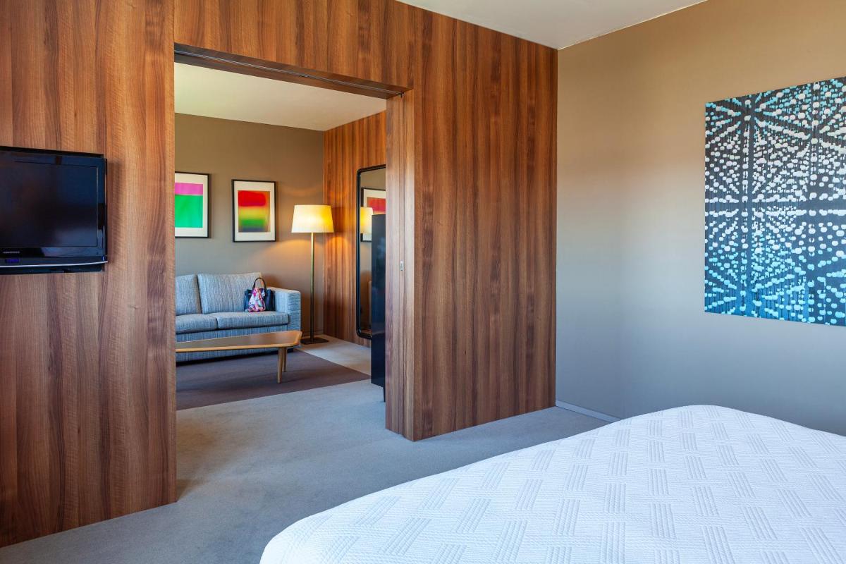 Uma cama ou camas num quarto em Hotel de Guimaraes Business & SPA