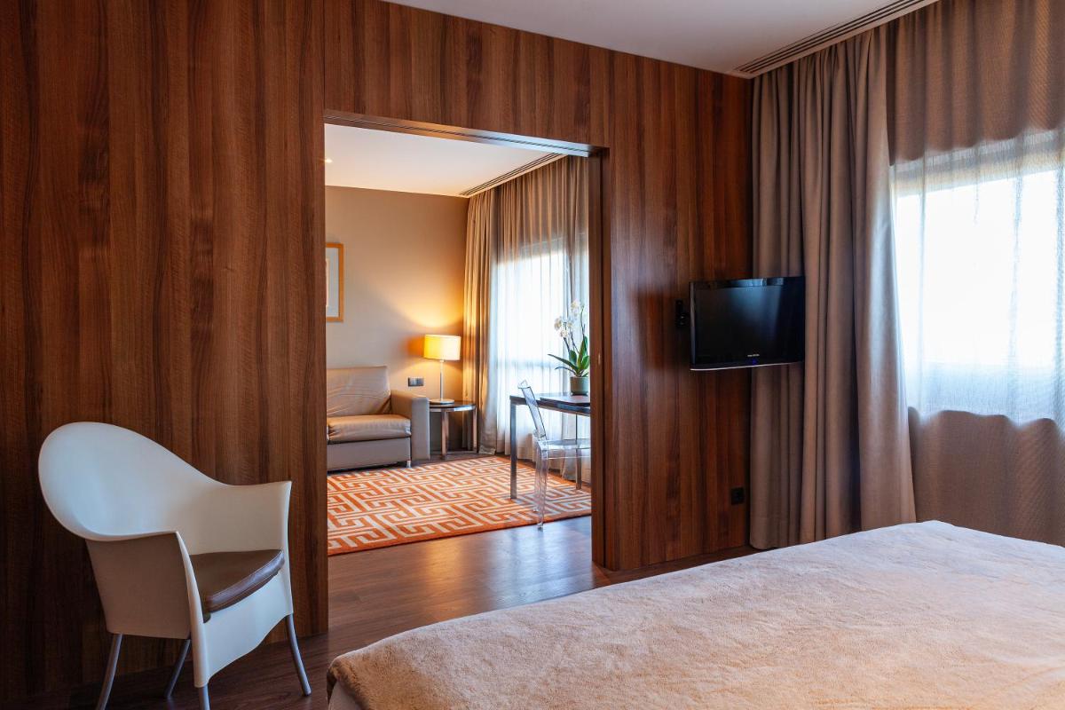 Uma televisão e/ou sistema de entretenimento em Hotel de Guimaraes Business & SPA