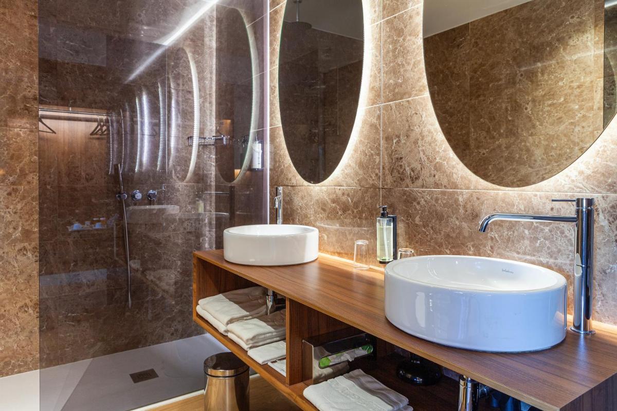 Uma casa de banho em Hotel de Guimaraes Business & SPA