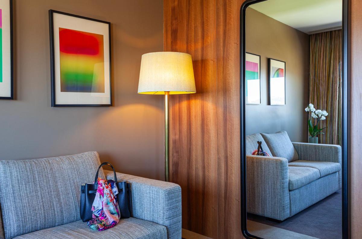 Uma área de estar em Hotel de Guimaraes Business & SPA