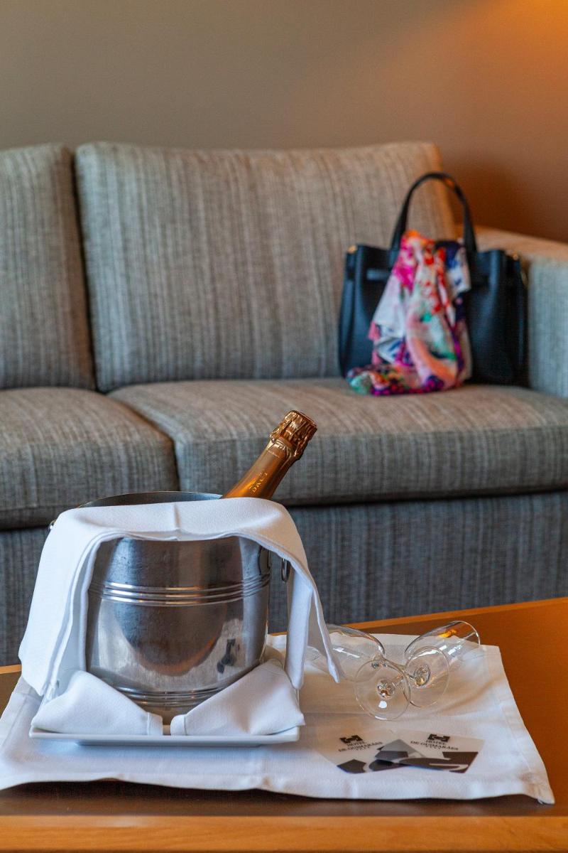 Uma área de estar em Hotel de Guimaraes Business & SPA