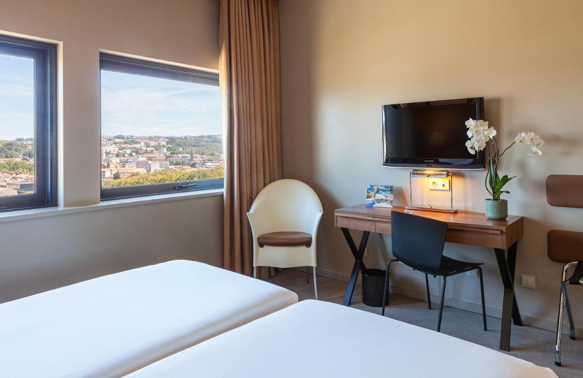 Uma cama ou camas num quarto em Hotel de Guimaraes Business & SPA