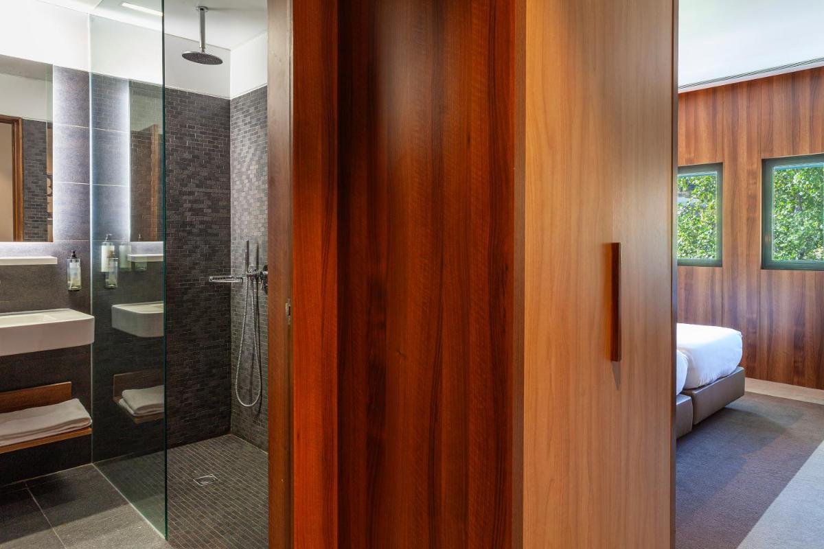 Uma casa de banho em Hotel de Guimaraes Business & SPA