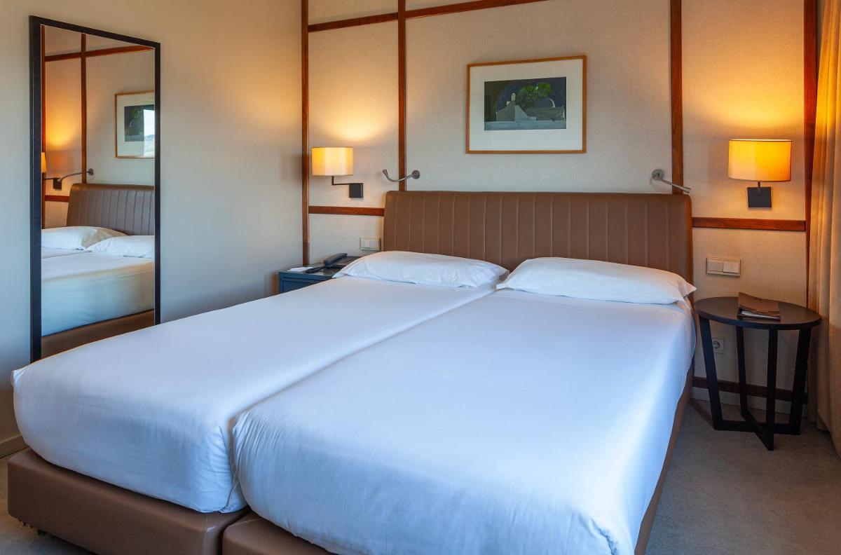Uma cama ou camas num quarto em Hotel de Guimaraes Business & SPA