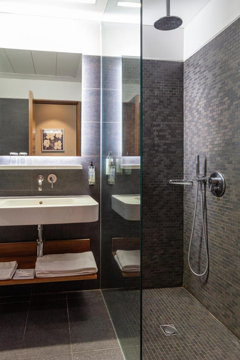 Uma casa de banho em Hotel de Guimaraes Business & SPA