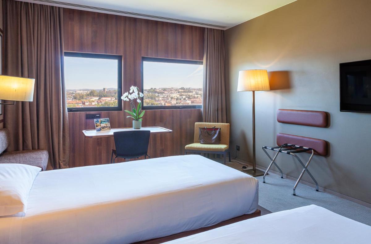 Uma cama ou camas num quarto em Hotel de Guimaraes Business & SPA