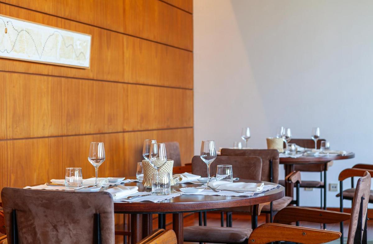 Um restaurante ou outro lugar para comer em Hotel de Guimaraes Business & SPA