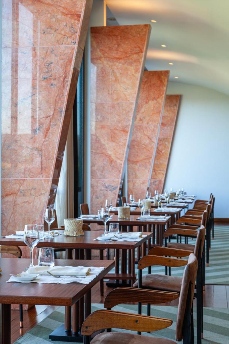 Um restaurante ou outro lugar para comer em Hotel de Guimaraes Business & SPA