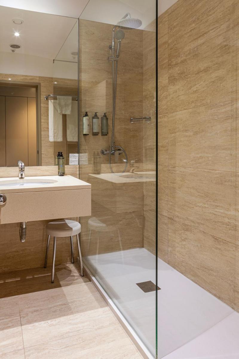 Uma casa de banho em Hotel de Guimaraes Business & SPA
