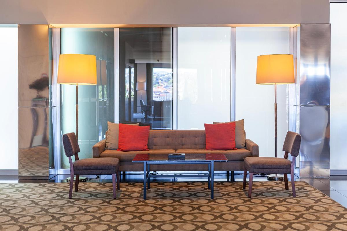 Uma área de estar em Hotel de Guimaraes Business & SPA