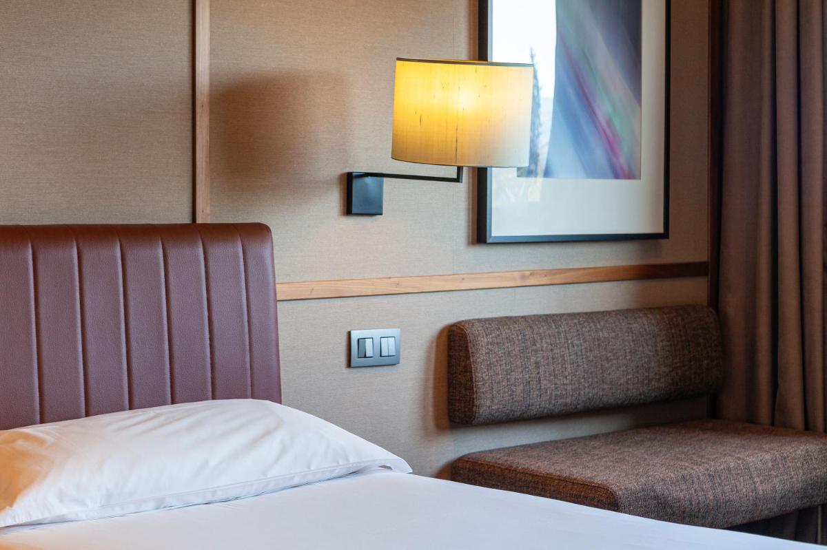 Uma cama ou camas num quarto em Hotel de Guimaraes Business & SPA