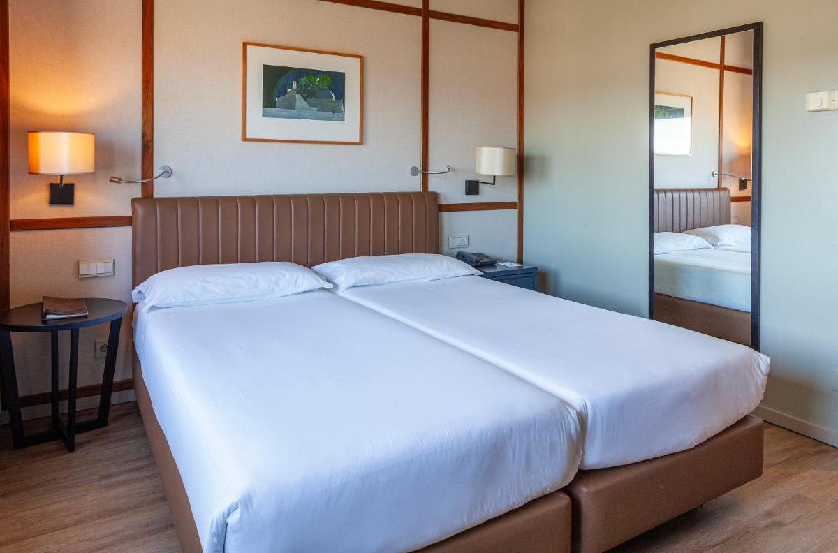 Uma cama ou camas num quarto em Hotel de Guimaraes Business & SPA