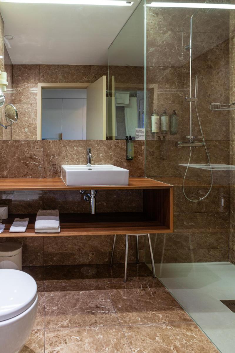 Uma casa de banho em Hotel de Guimaraes Business & SPA