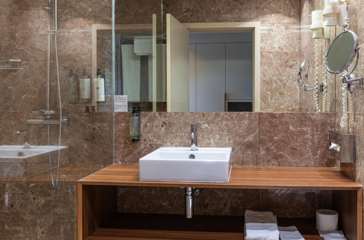 Uma casa de banho em Hotel de Guimaraes Business & SPA