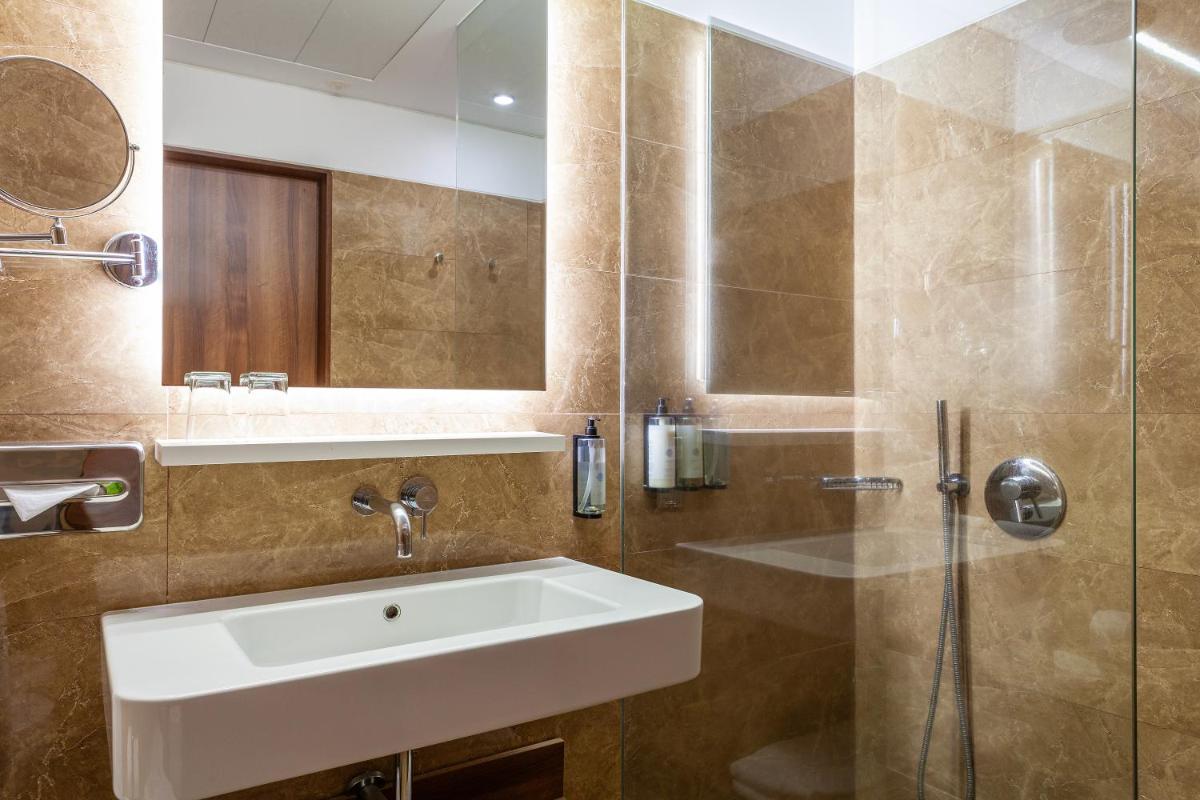 Uma casa de banho em Hotel de Guimaraes Business & SPA
