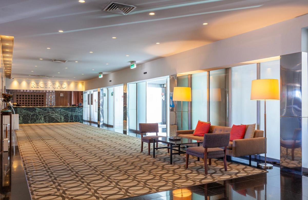 Uma área de estar em Hotel de Guimaraes Business & SPA