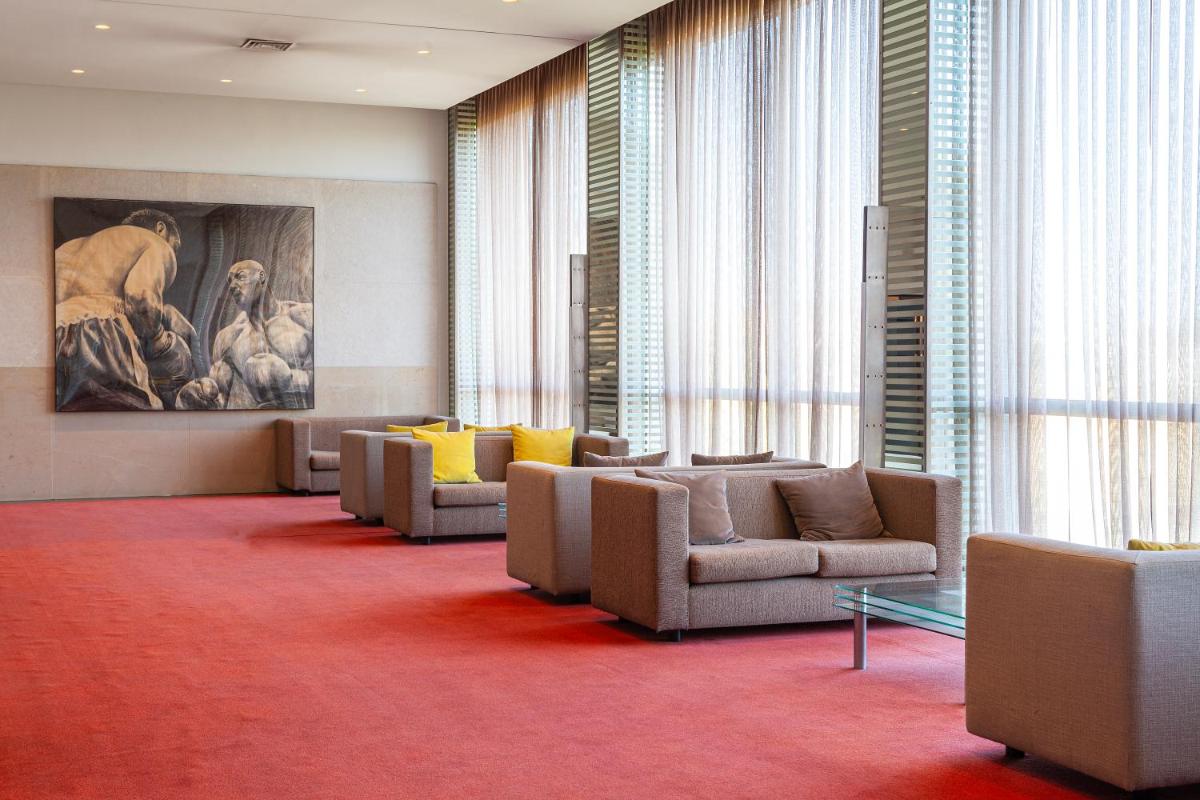 Uma área de estar em Hotel de Guimaraes Business & SPA