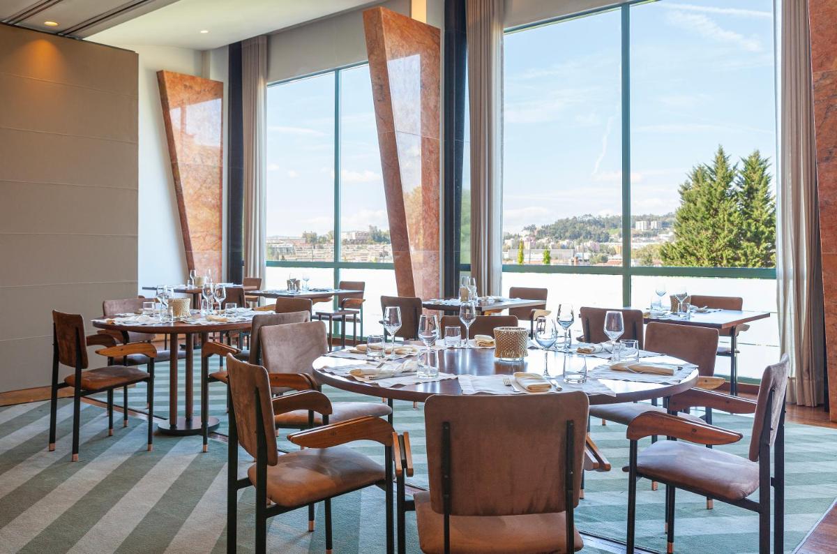 Um restaurante ou outro lugar para comer em Hotel de Guimaraes Business & SPA