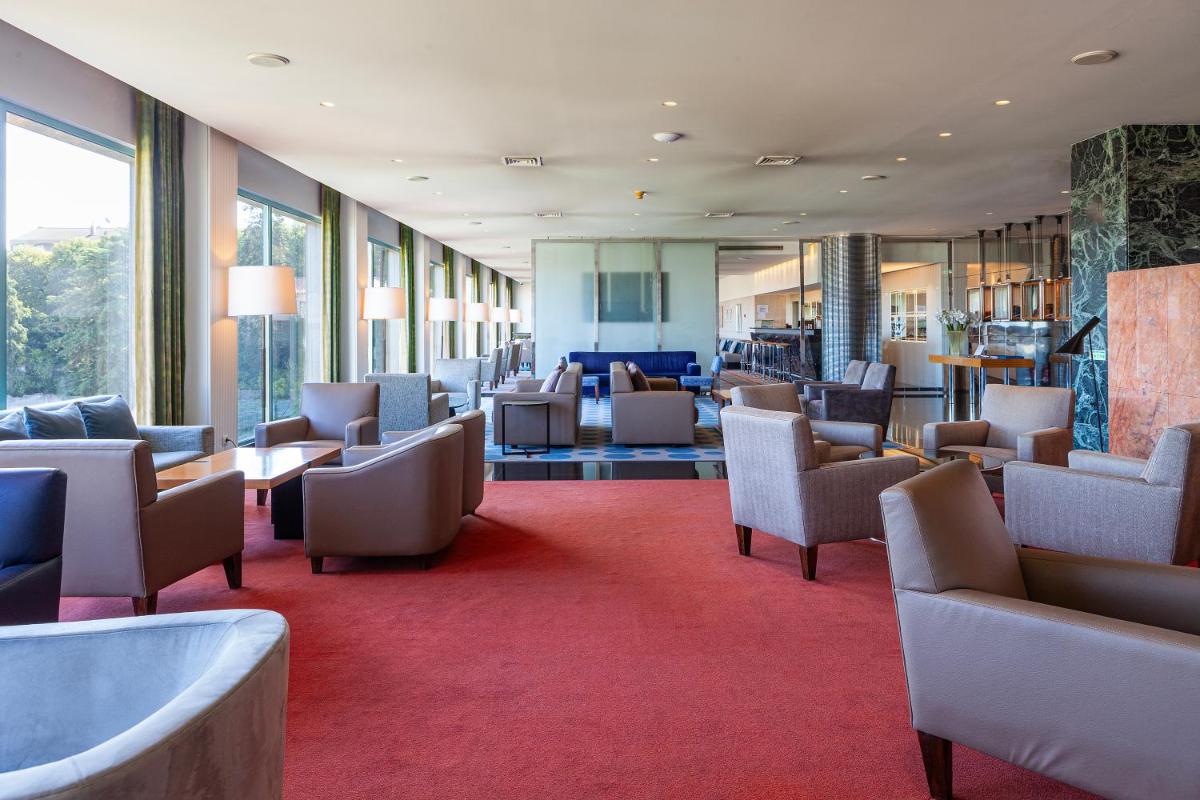 Uma área de estar em Hotel de Guimaraes Business & SPA