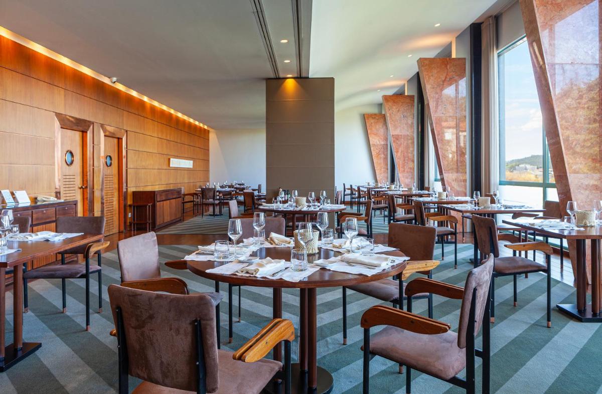 Um restaurante ou outro lugar para comer em Hotel de Guimaraes Business & SPA