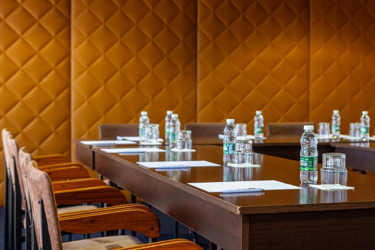 A área empresarial e/ ou a sala de conferências de Hotel de Guimaraes Business & SPA