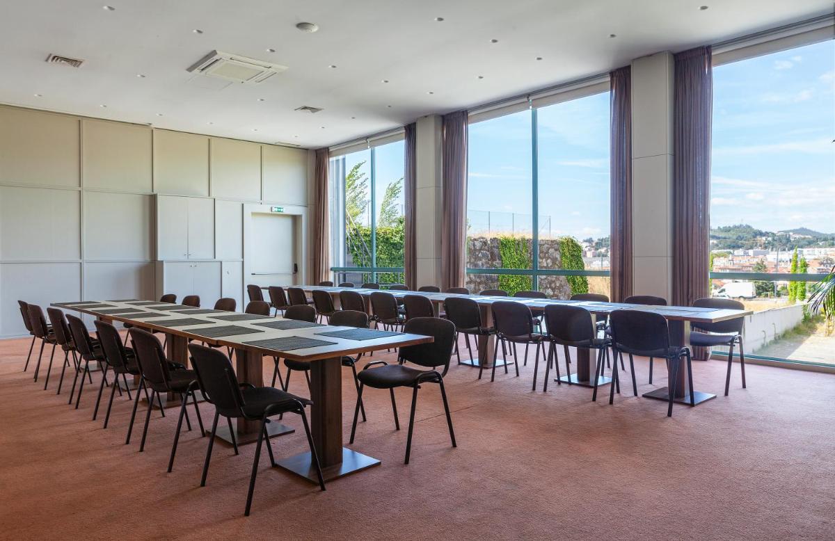 A área empresarial e/ ou a sala de conferências de Hotel de Guimaraes Business & SPA