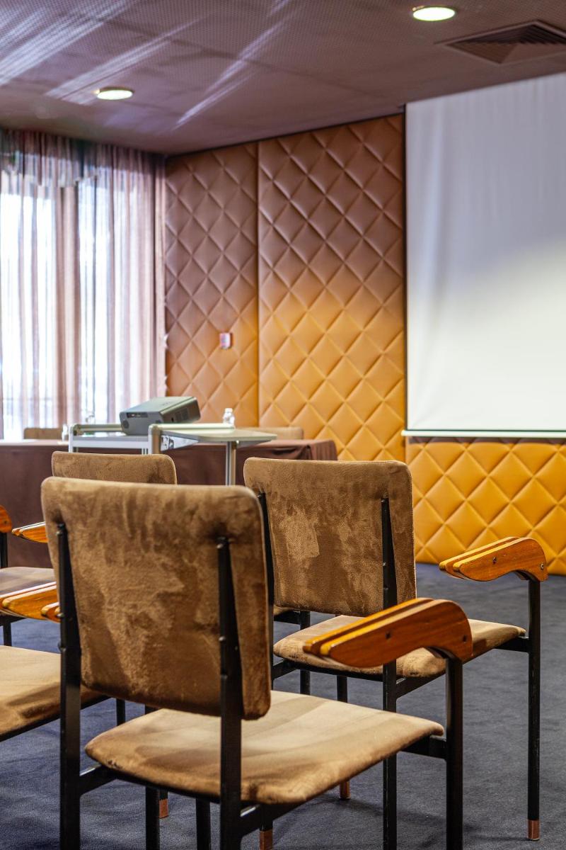Uma área de estar em Hotel de Guimaraes Business & SPA