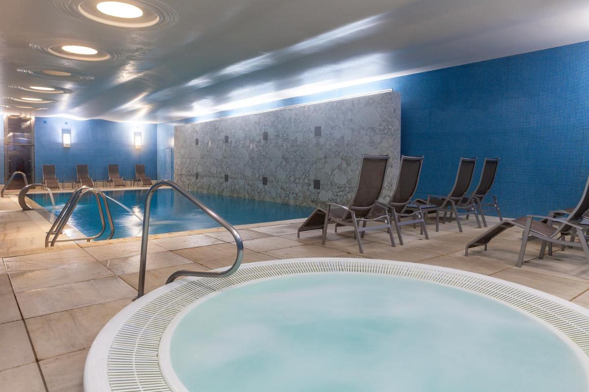 A piscina em ou perto de Hotel de Guimaraes Business & SPA