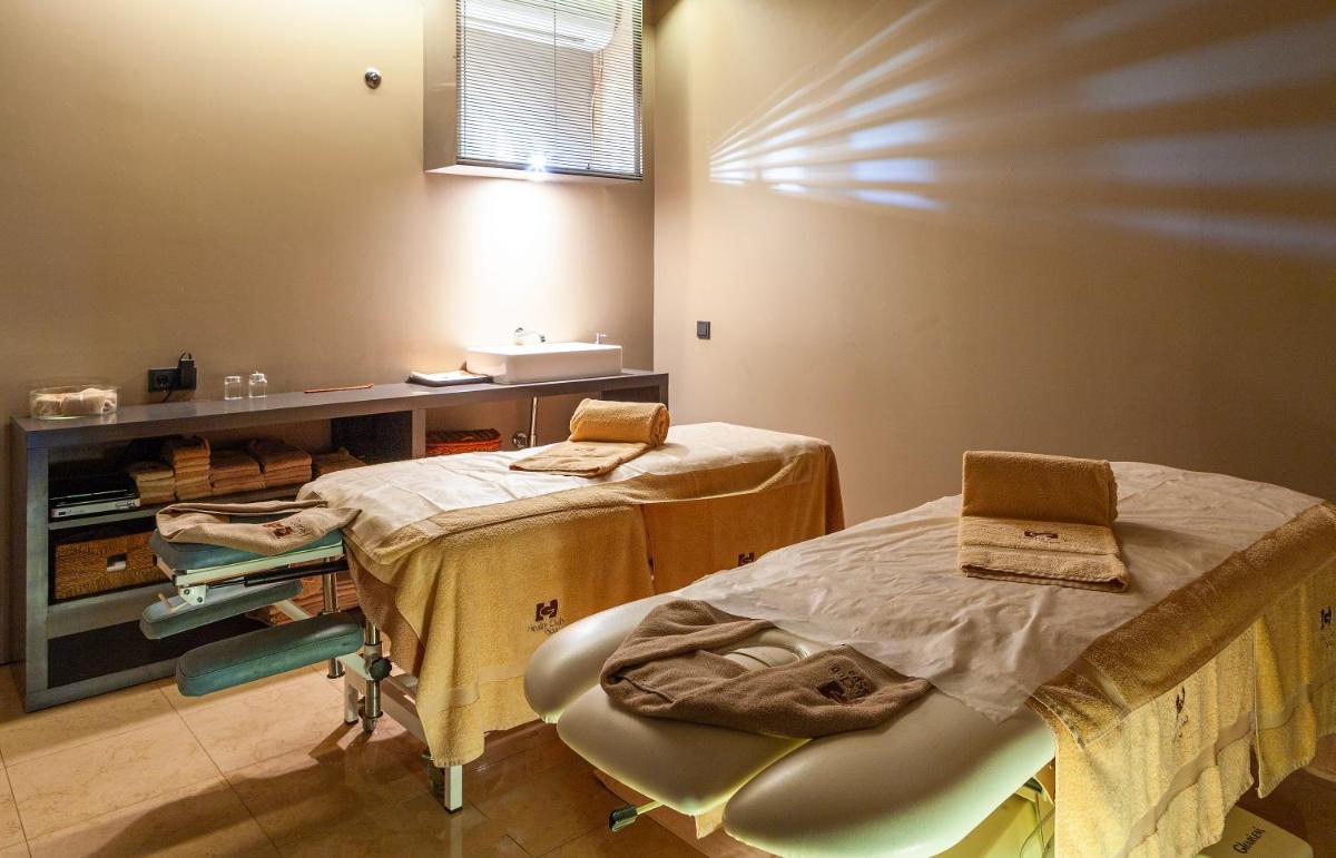 Uma cama ou camas num quarto em Hotel de Guimaraes Business & SPA