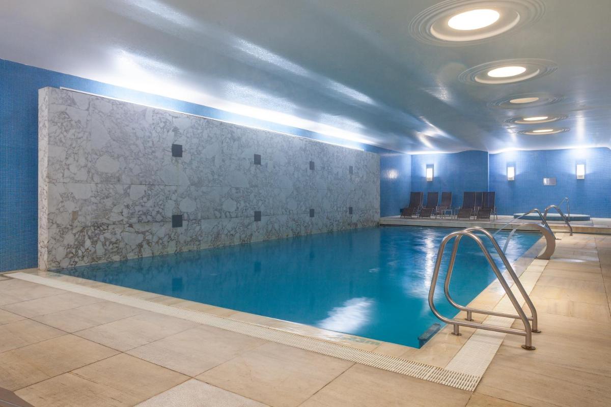 A piscina em ou perto de Hotel de Guimaraes Business & SPA