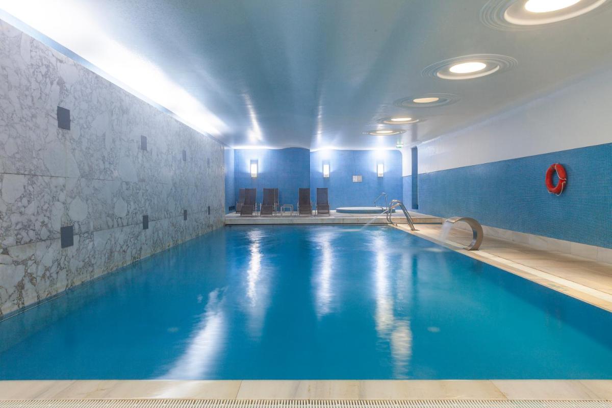 A piscina em ou perto de Hotel de Guimaraes Business & SPA