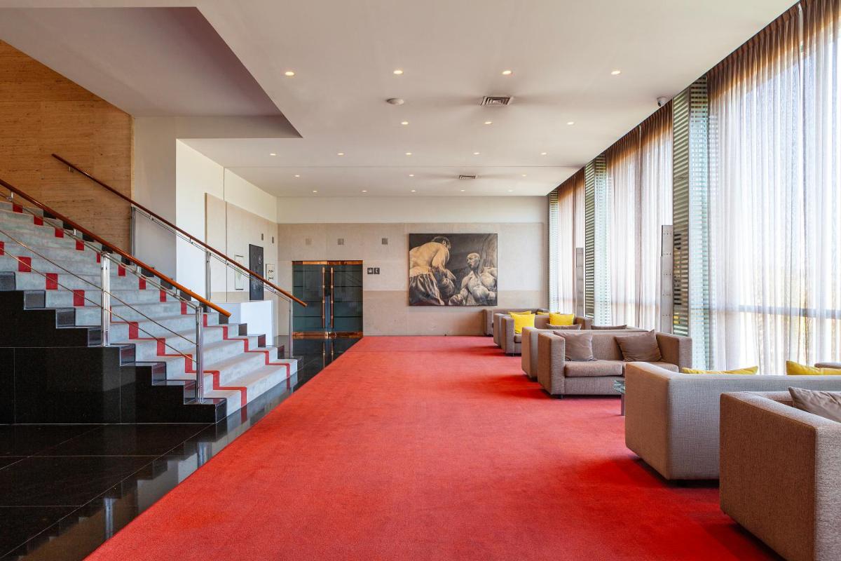 Uma área de estar em Hotel de Guimaraes Business & SPA