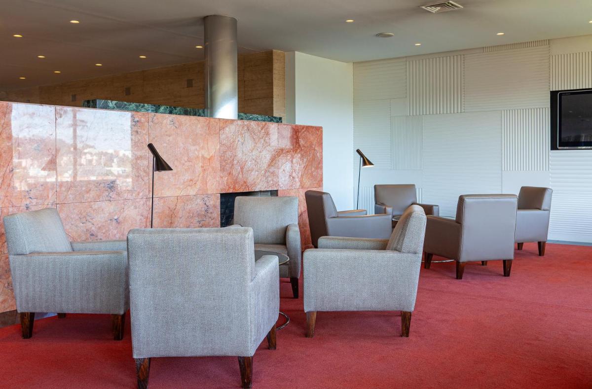 Uma televisão e/ou sistema de entretenimento em Hotel de Guimaraes Business & SPA