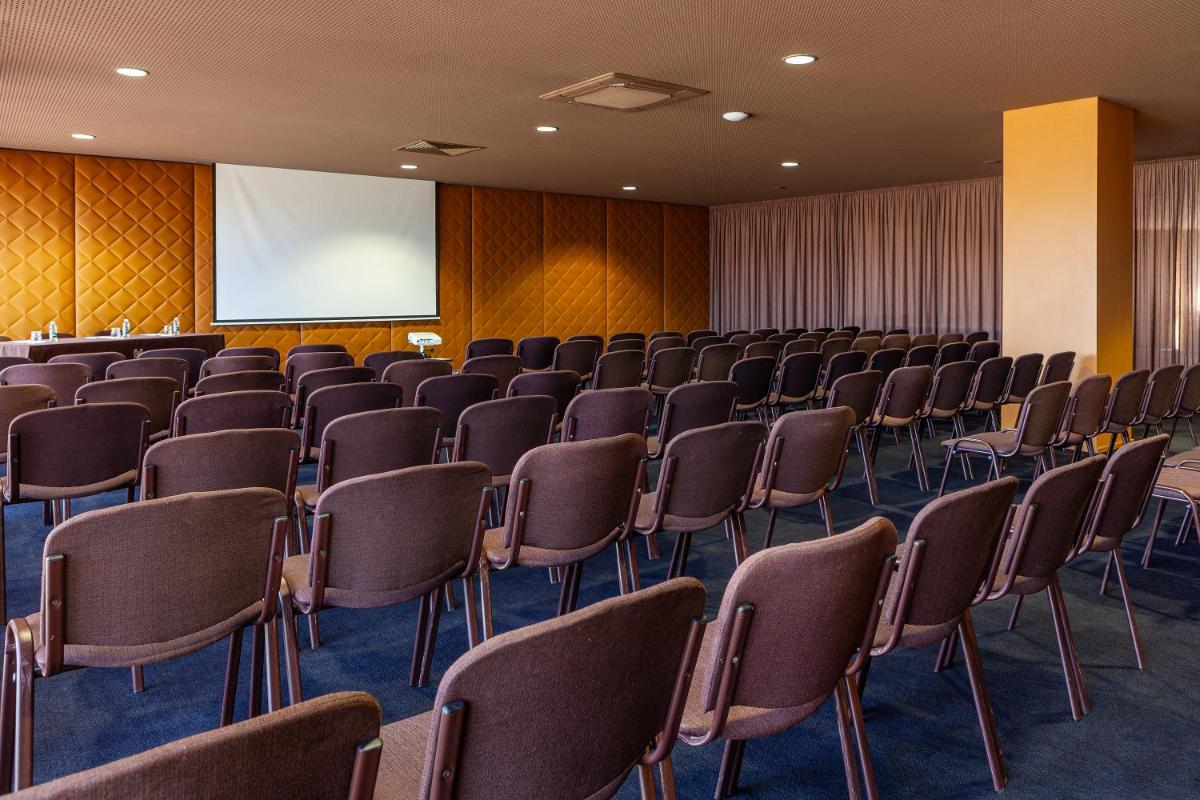 A área empresarial e/ ou a sala de conferências de Hotel de Guimaraes Business & SPA
