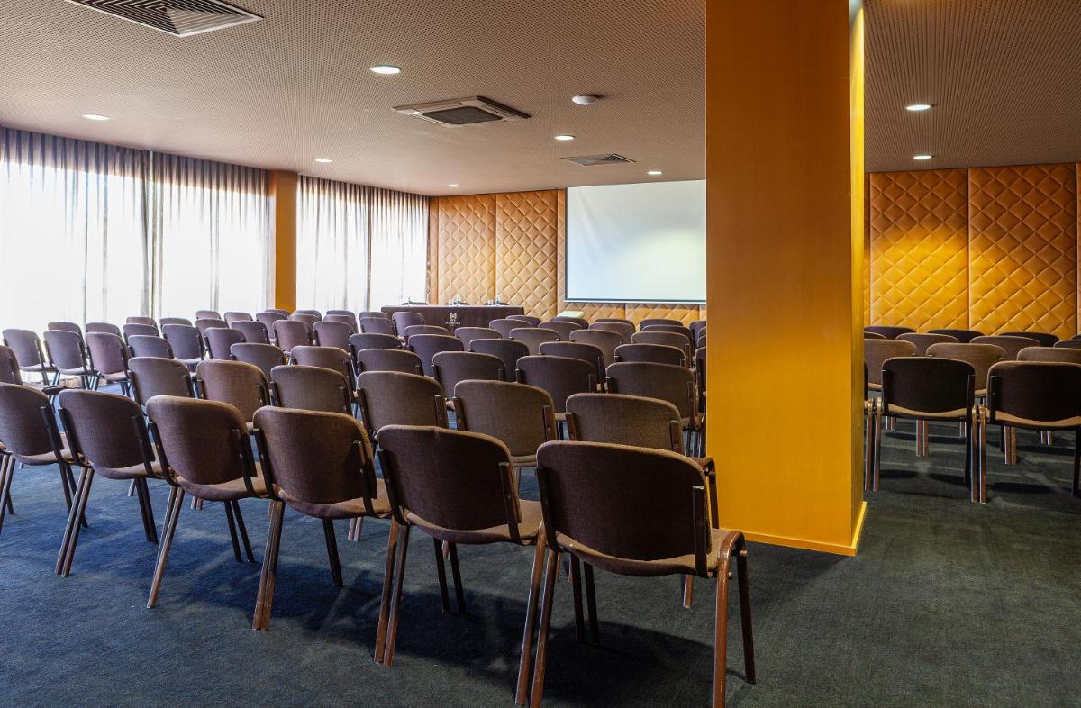 A área empresarial e/ ou a sala de conferências de Hotel de Guimaraes Business & SPA