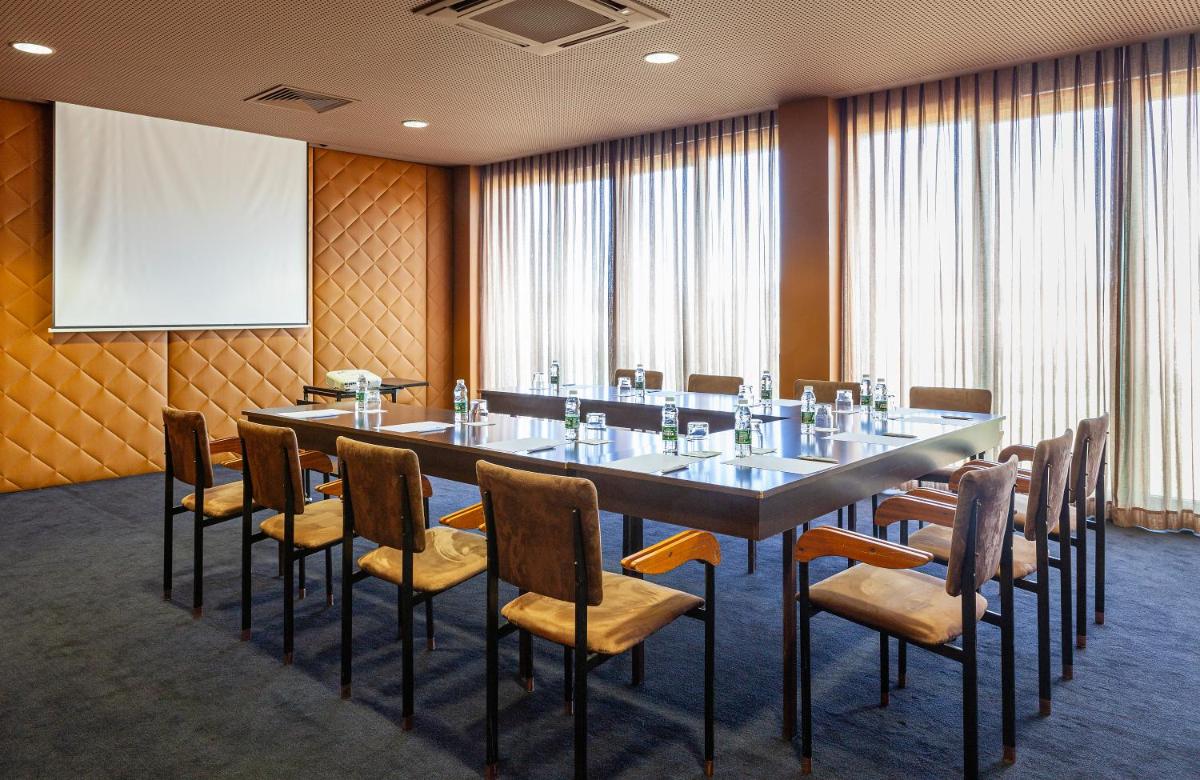 A área empresarial e/ ou a sala de conferências de Hotel de Guimaraes Business & SPA