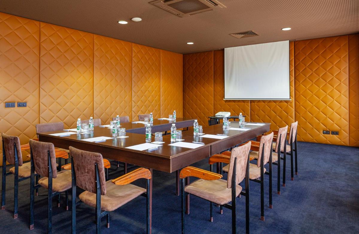 A área empresarial e/ ou a sala de conferências de Hotel de Guimaraes Business & SPA
