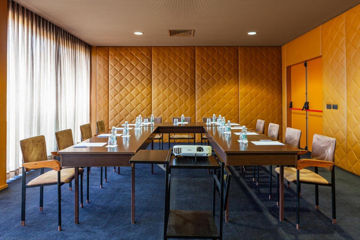 A área empresarial e/ ou a sala de conferências de Hotel de Guimaraes Business & SPA