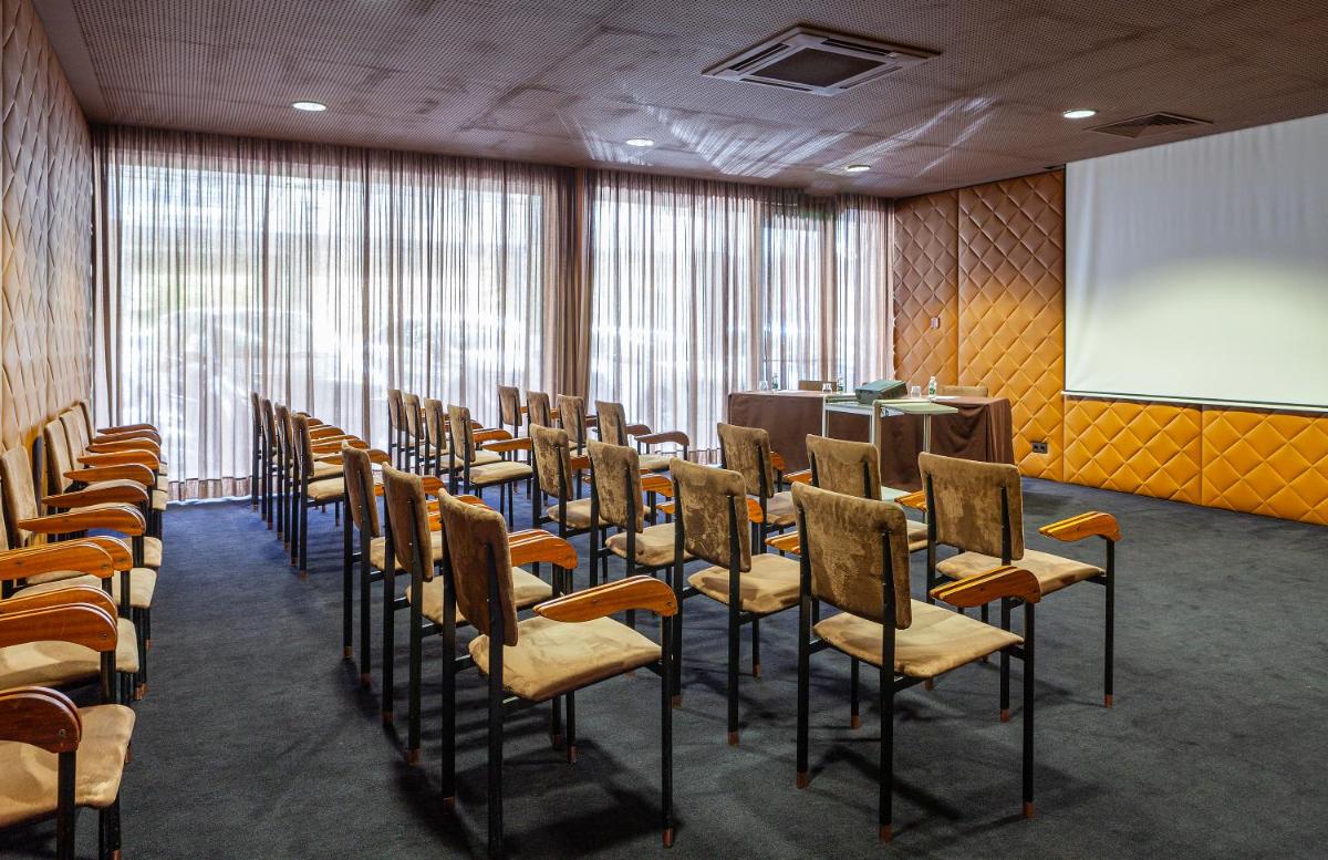 A área empresarial e/ ou a sala de conferências de Hotel de Guimaraes Business & SPA