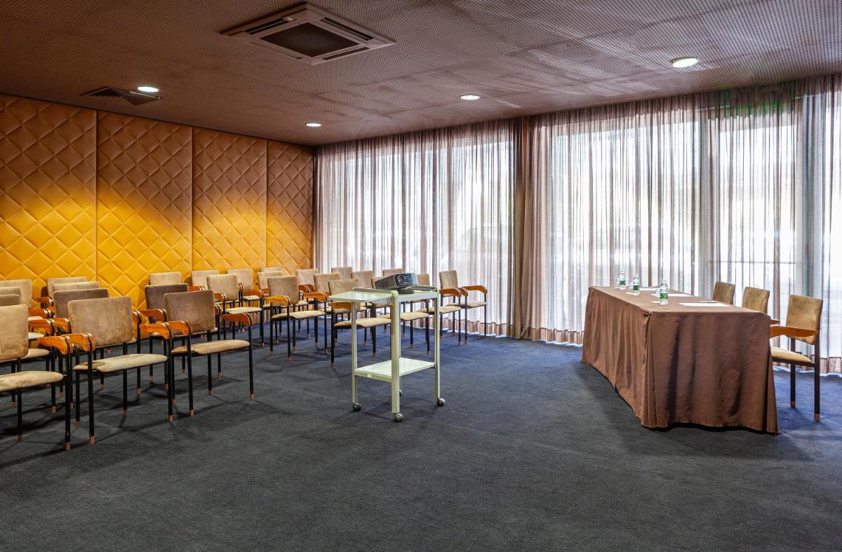 A área empresarial e/ ou a sala de conferências de Hotel de Guimaraes Business & SPA
