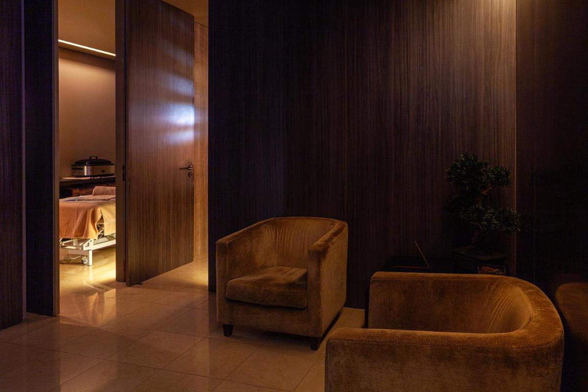 Uma área de estar em Hotel de Guimaraes Business & SPA
