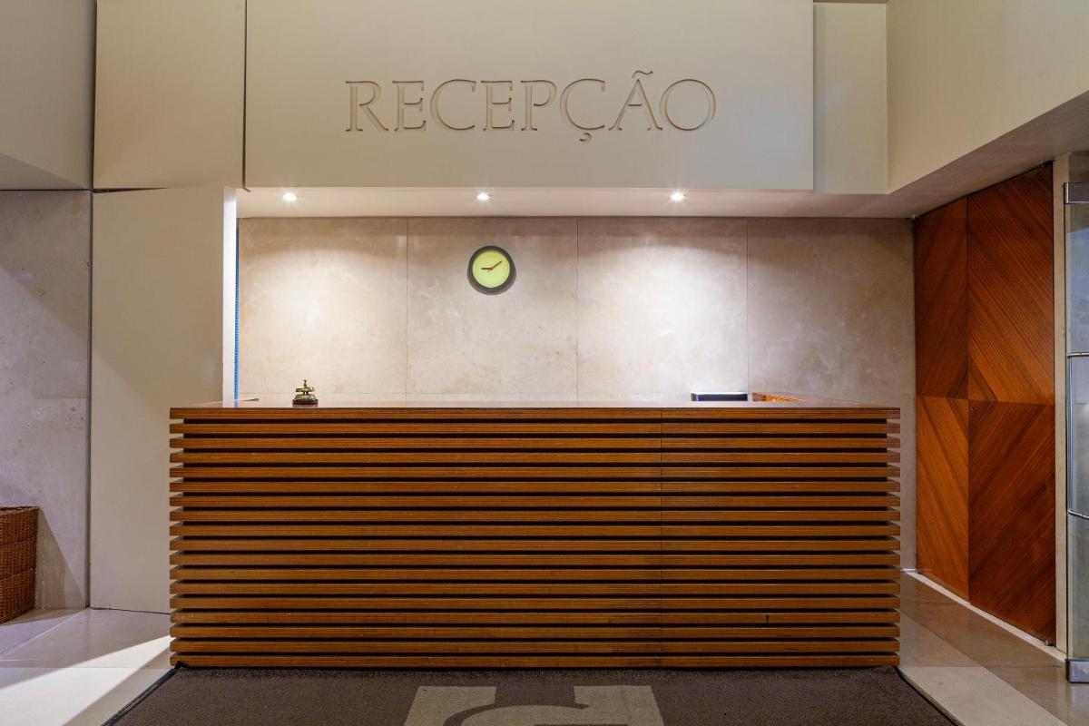 A área de receção ou átrio de Hotel de Guimaraes Business & SPA