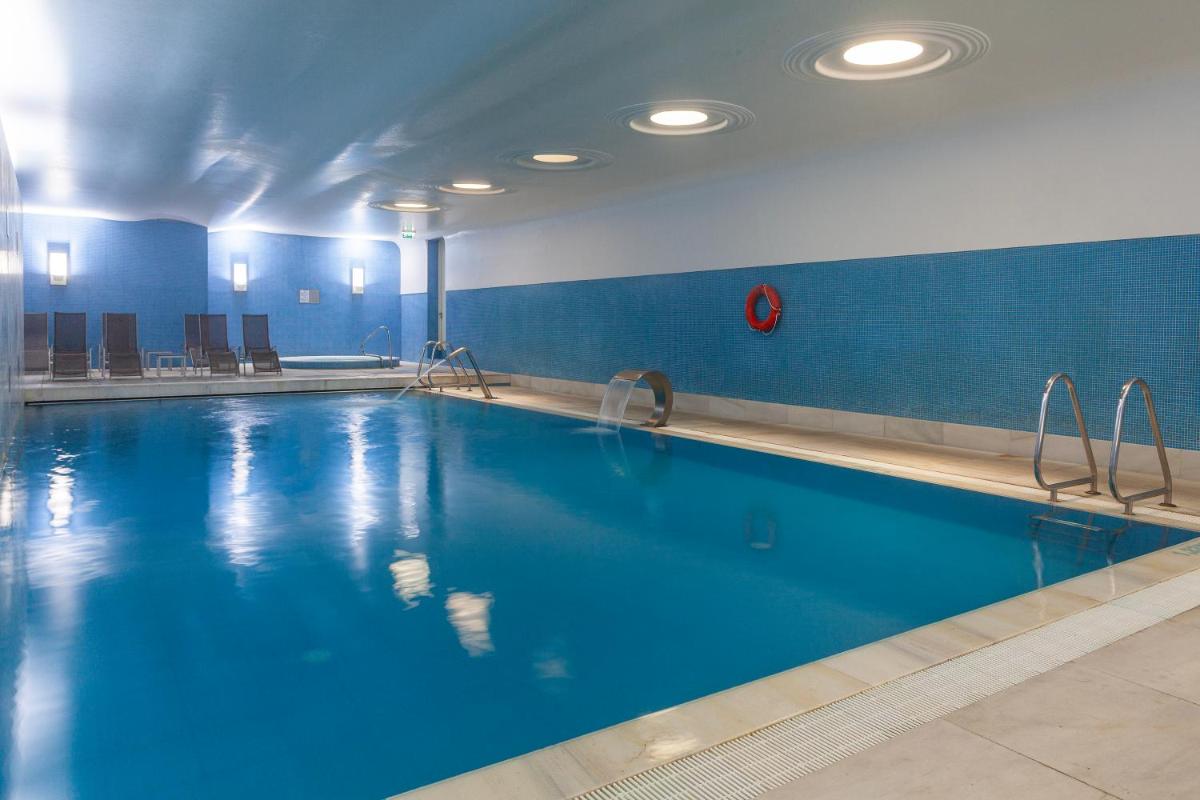 A piscina em ou perto de Hotel de Guimaraes Business & SPA