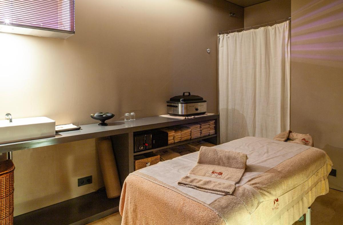 Uma cama ou camas num quarto em Hotel de Guimaraes Business & SPA