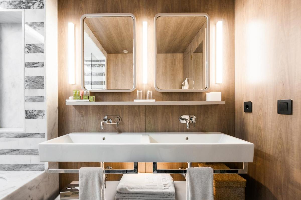 Uma casa de banho em Hotel de Guimaraes Business & SPA