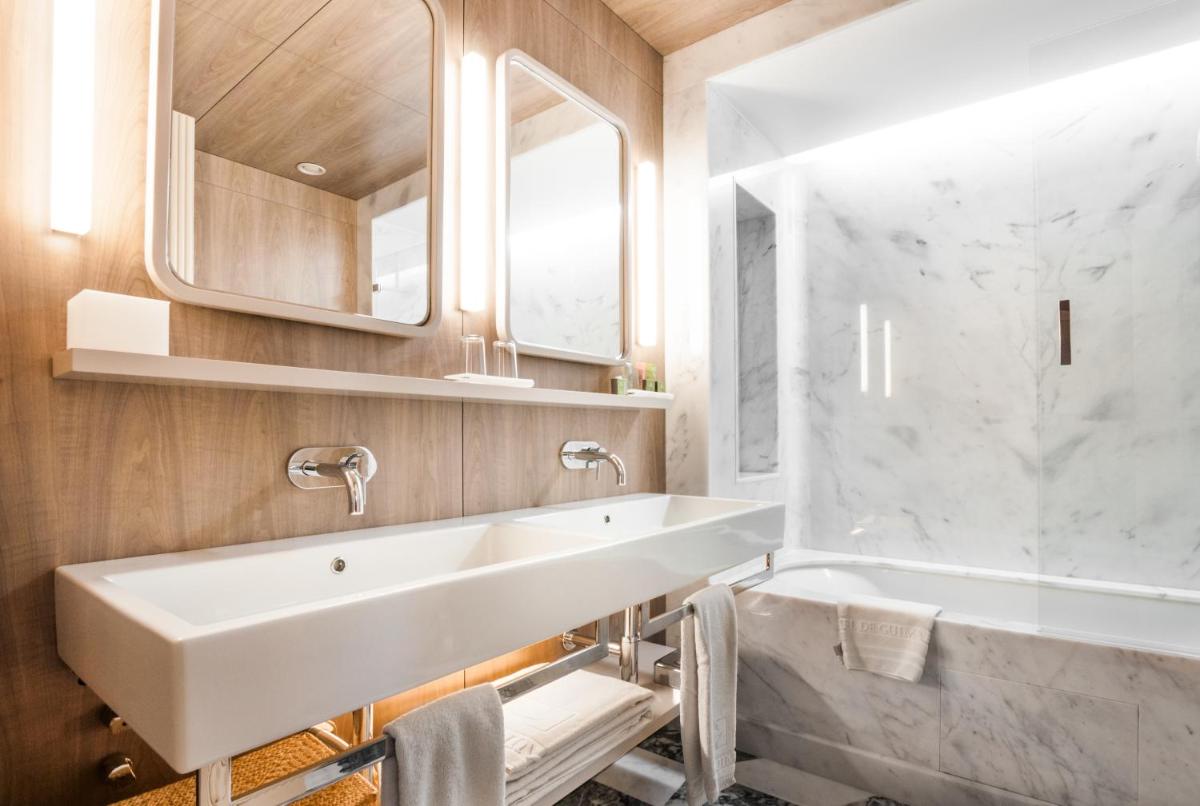 Uma casa de banho em Hotel de Guimaraes Business & SPA