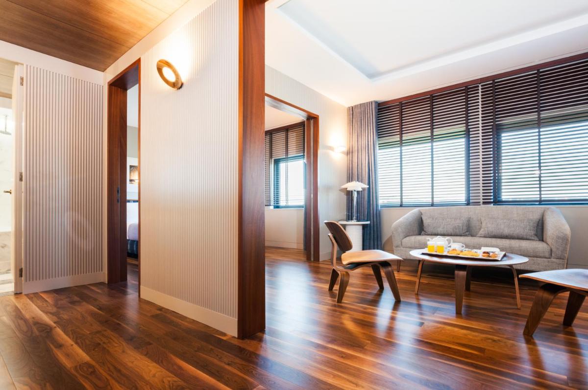 Uma área de estar em Hotel de Guimaraes Business & SPA