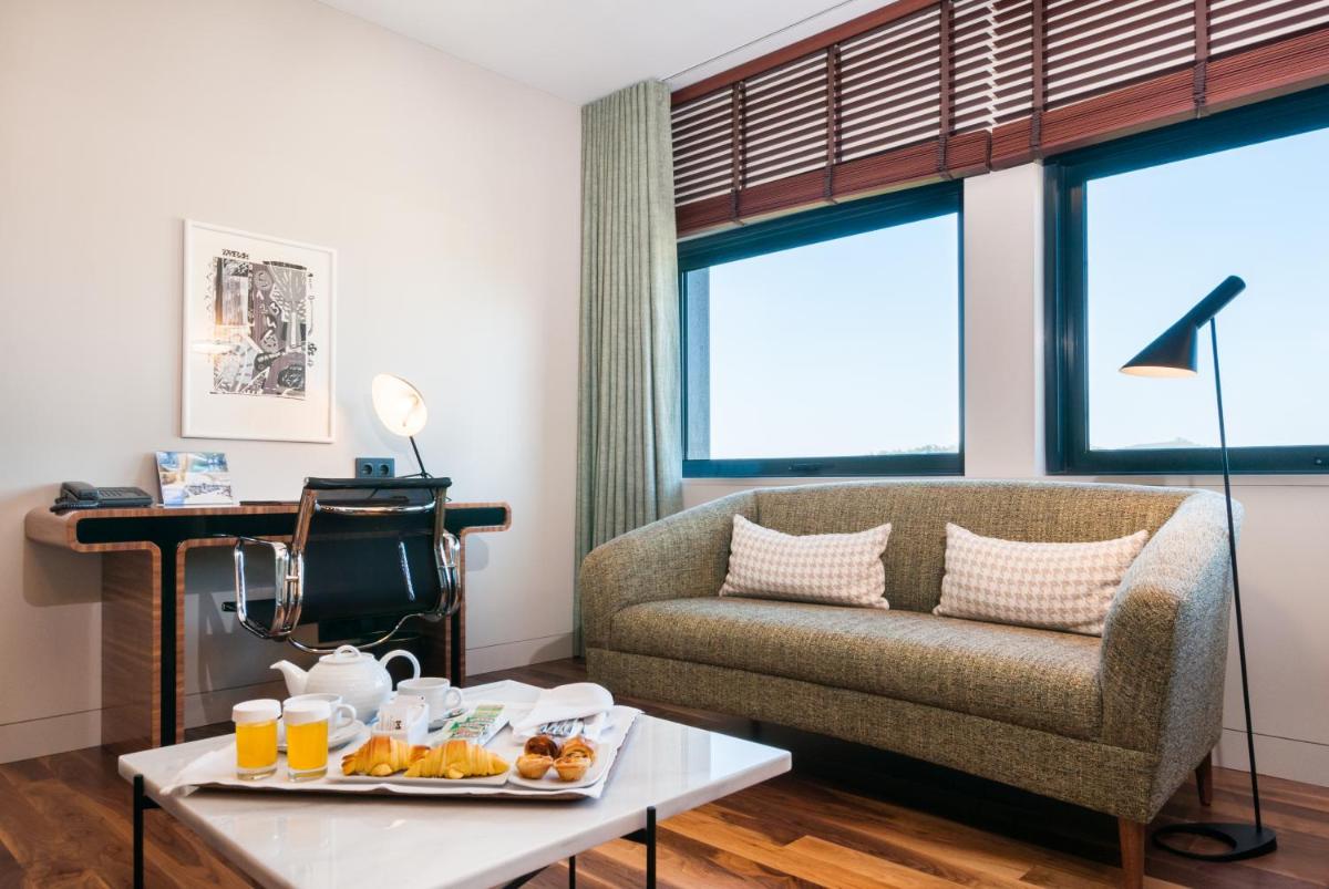 Uma área de estar em Hotel de Guimaraes Business & SPA
