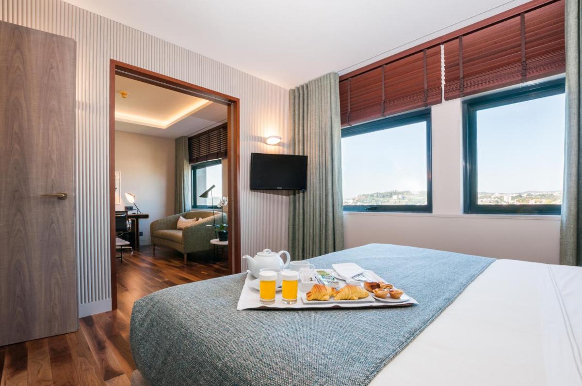 Uma cama ou camas num quarto em Hotel de Guimaraes Business & SPA