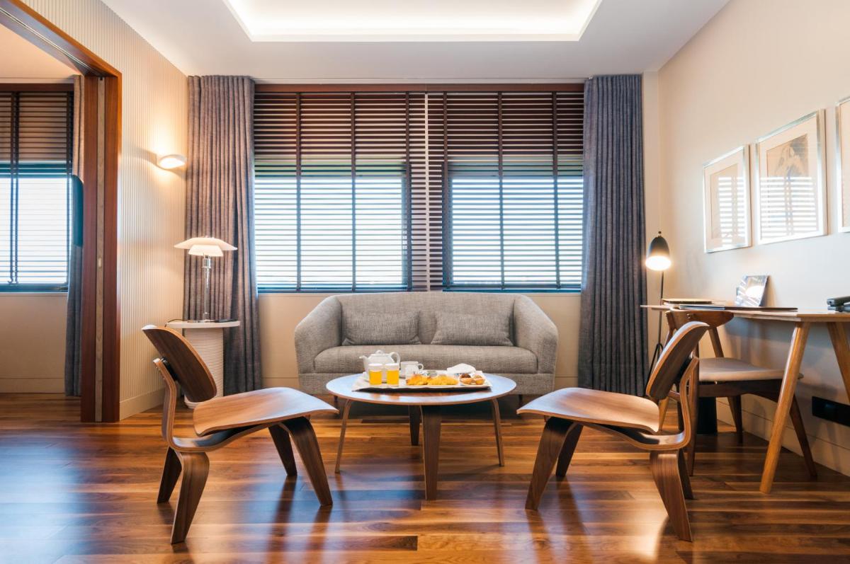 Uma área de estar em Hotel de Guimaraes Business & SPA